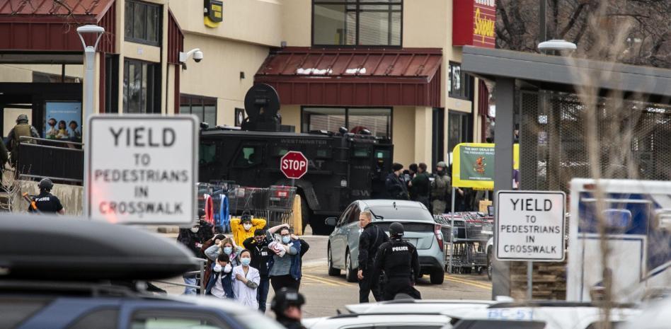 Un pistolero deja diez muertos, incluido un policía, en un supermercado de Colorado