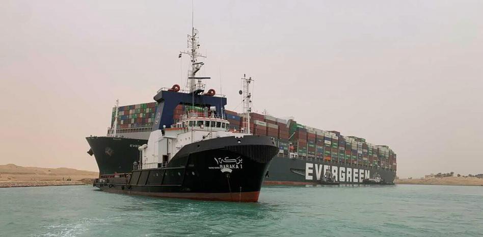 Un enorme carguero de 400 metros atasca el Canal de Suez
