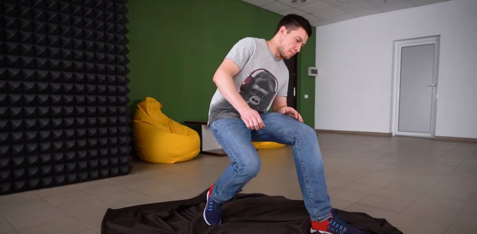 ¿Cómo sentarse en el aire? Un 'youtuber' desvela uno de los trucos de magia mejor guardados