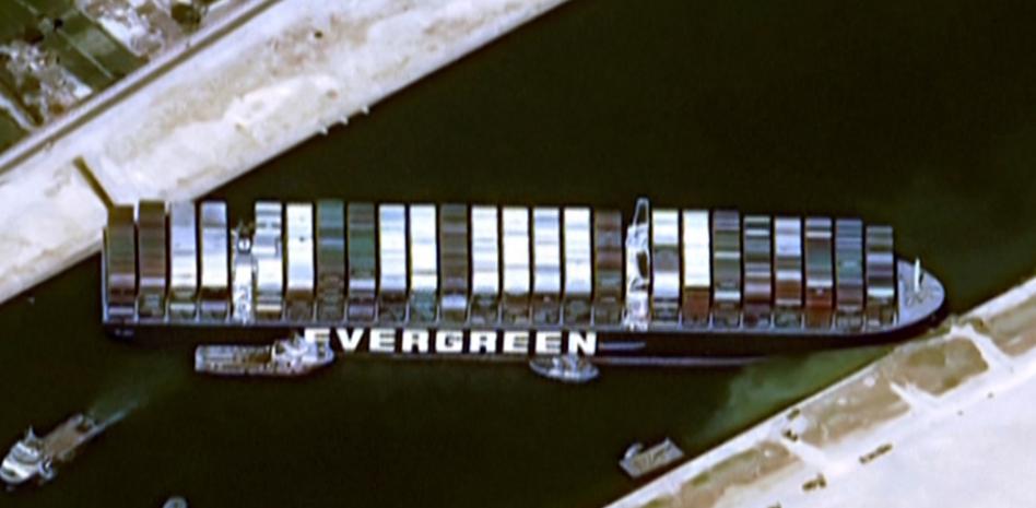 Nuevas imágenes de satélite del carguero bloqueando el canal de Suez