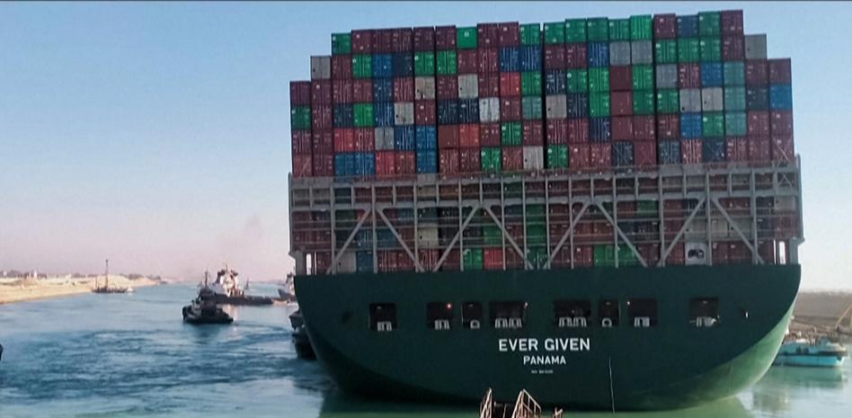 Reflotan parcialmente el buque Ever Given que bloquea el canal de Suez
