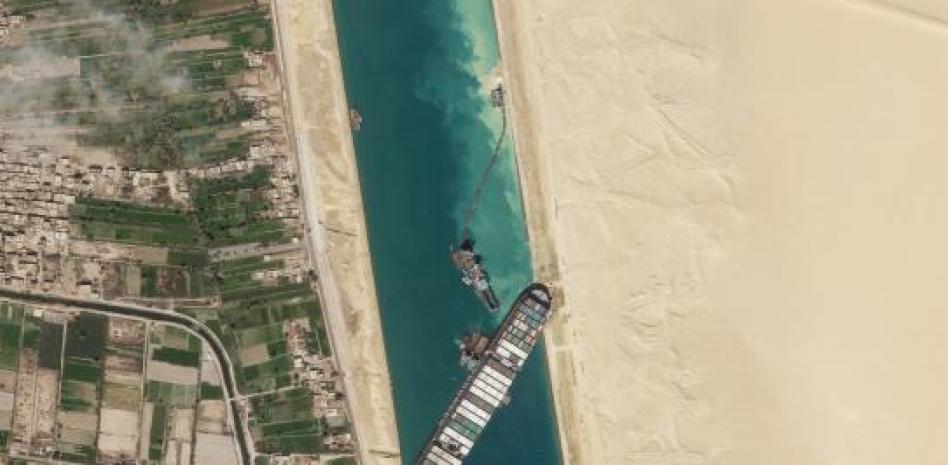 Imagen satélite del canal de Suez tras el reflotamiento parcial del Ever Given, en directo