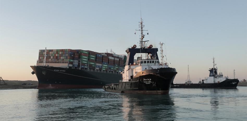 El canal de Suez espera que 400 barcos puedan cruzar en pocos días