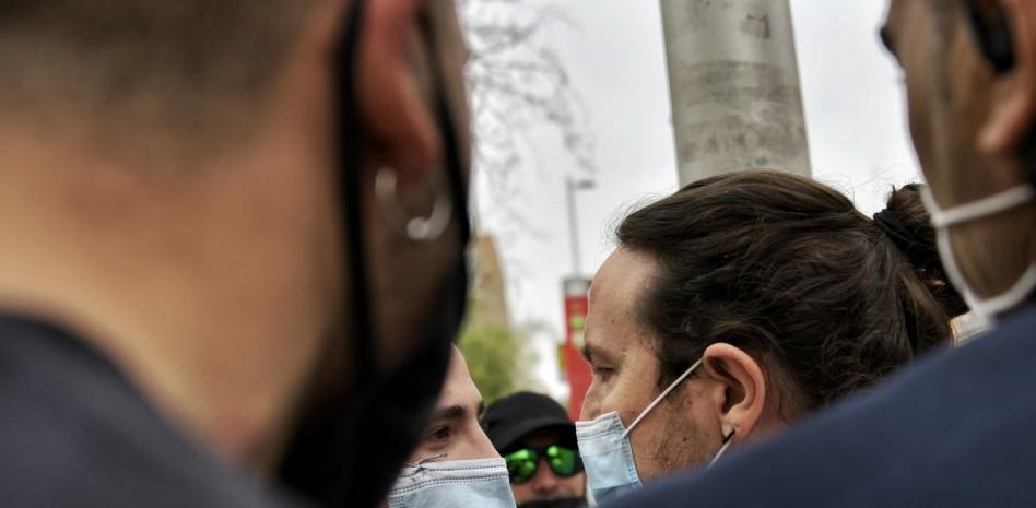 Un grupo de ultraderecha increpa a Iglesias en un acto de precampaña en Coslada