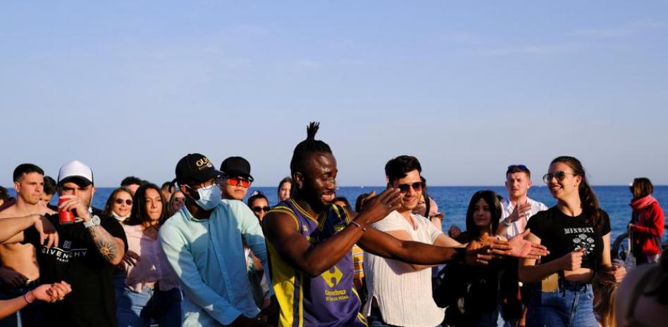 Denuncian una fiesta en la playa de la Barceloneta sin respetar las medidas de seguridad
