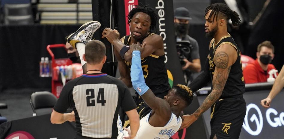 Los Lakers y los Raptors protagonizan una gran pelea en pleno partido de la NBA