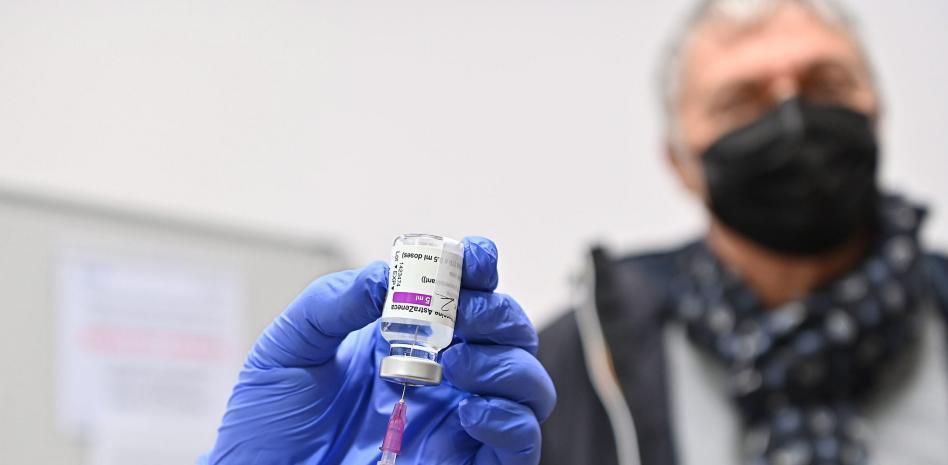 La EMA relaciona la vacuna de AstraZeneca con casos raros de trombos