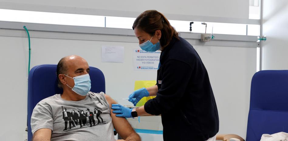 Continúan las vacunaciones masivas frente al coronavirus en España