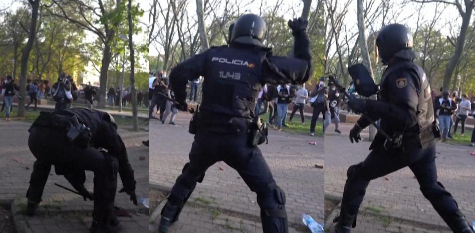 Un policía también lanzó una piedra a los manifestantes de Vallecas