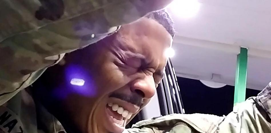 Dos policías sacan del coche a punta de pistola a un militar negro en un control de tráfico