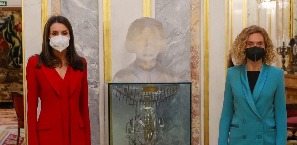 La reina preside un acto de homenaje a Clara Campoamor