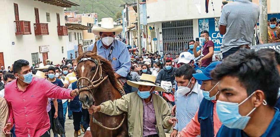 El Perú andino lleva a un maestro rural a ganar la primera vuelta