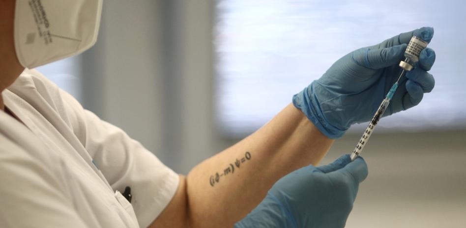 Pfizer considera que se necesitará una tercera dosis de la vacuna