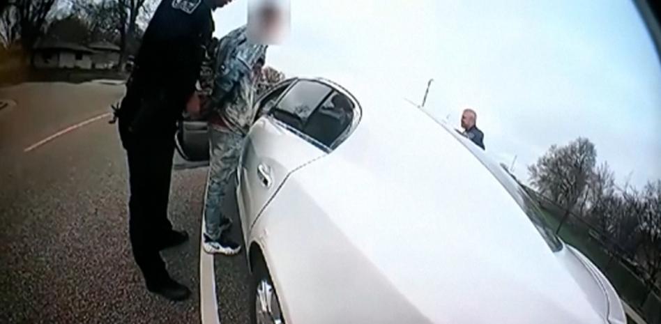 Detenida la agente de Minnesota que confundió su arma y mató a un negro