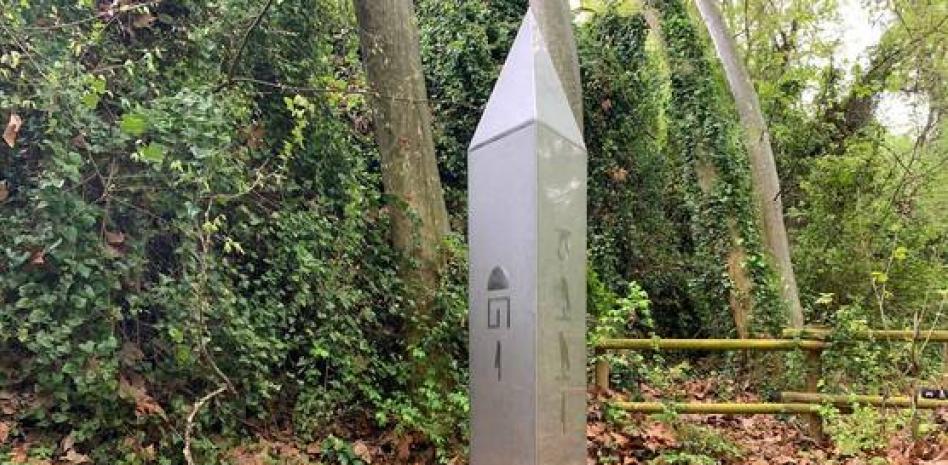 Aparece un monolito de metal en Tarragona