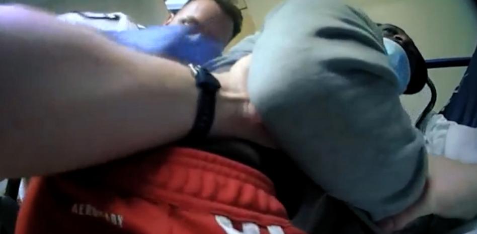 Una cámara graba la muerte a tiros por la policía de otro joven negro en un hospital