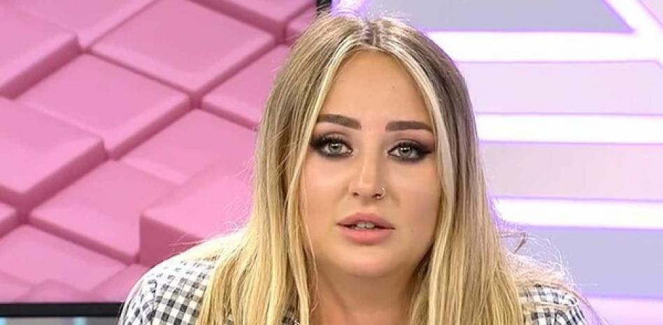 Rocío Flores pide a Rocío Carrasco que deje de hablar y le coja el teléfono