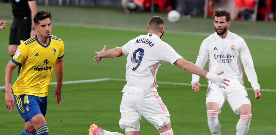 El Real Madrid se coloca líder provisional tras la exhibición de Benzema en Cádiz