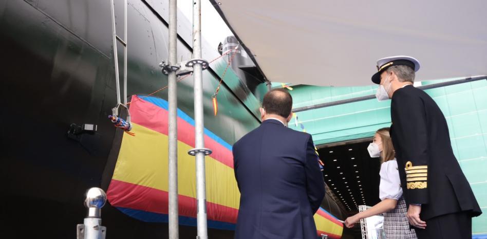 Leonor bautiza el primer submarino diseñado y construido en España