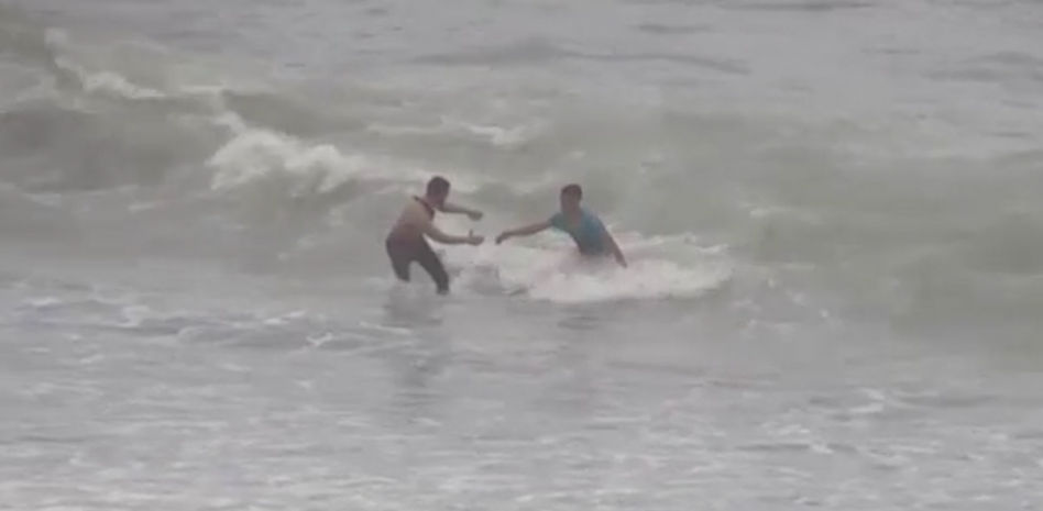 Alrededor de 70 migrantes marroquíes logran llegar a nado hasta las costas de Ceuta