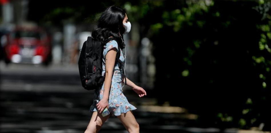 EE.UU. relaja el uso de mascarilla al aire libre para las personas vacunadas