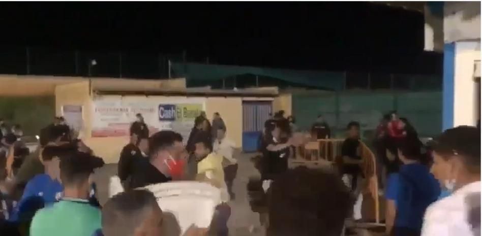 Una pelea multitudinaria en un partido de fútbol deja una decena de heridos en Sevilla