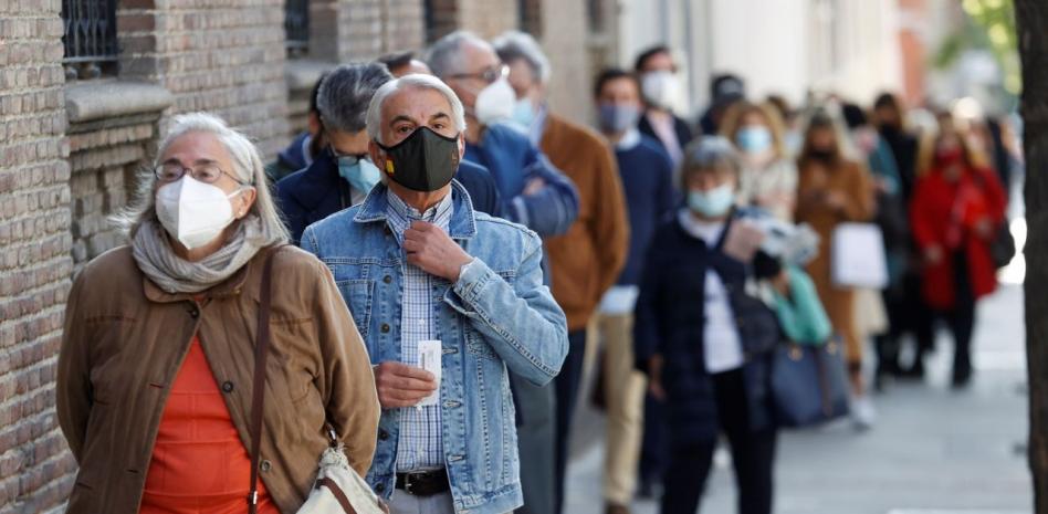 Elecciones en la Comunidad de Madrid | Se registran largas colas en las primeras horas de votación