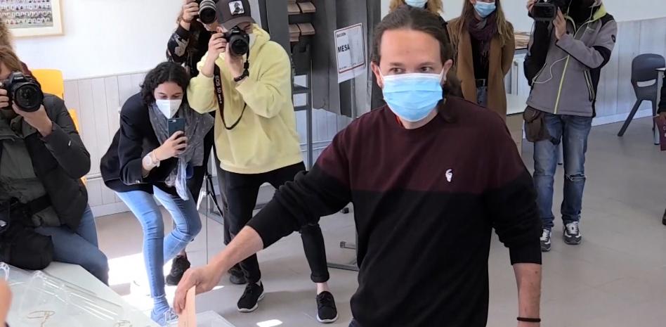 Pablo Iglesias vota en Galapagar y dice que Madrid "va a dar una lección a los corruptos, los mentirosos y los violentos"
