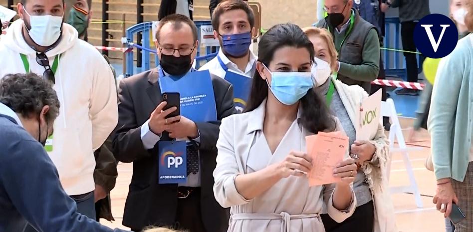 Rocío Monasterio vota tras más de una hora de cola "para cambiar el rumbo de España"