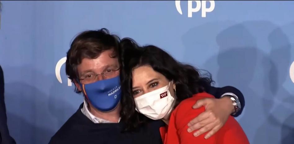 Ayuso arrasa en las elecciones y sólo necesitará a la abstención de Vox para gobernar