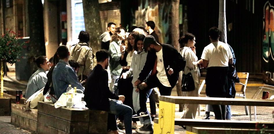 Fiestas en la calle por el fin de 15 meses de estado de alarma