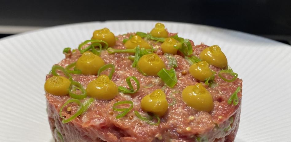 Prepara este gustoso steak tartar ahumado con ponzu y yuzu paso a paso