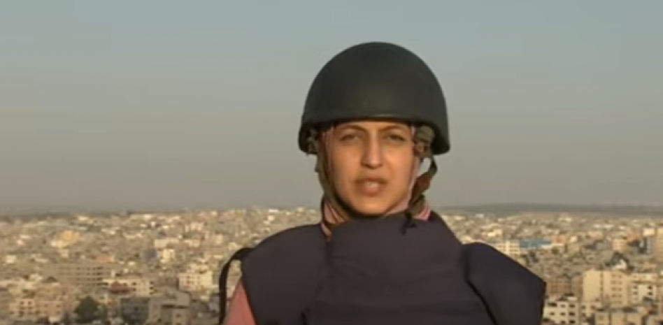 Una periodista, en pleno directo desde Gaza, sufre un bombardeo israelí