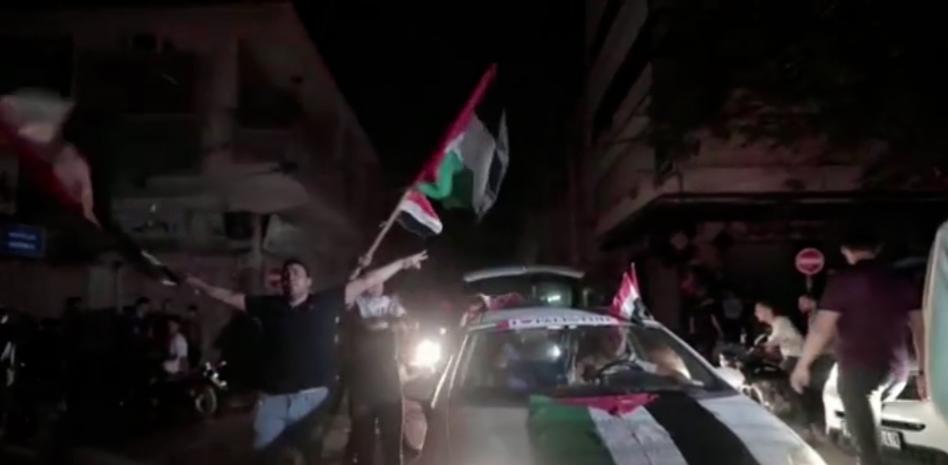 Miles de palestinos celebran en las calles la entrada en vigor del alto el fuego en Gaza