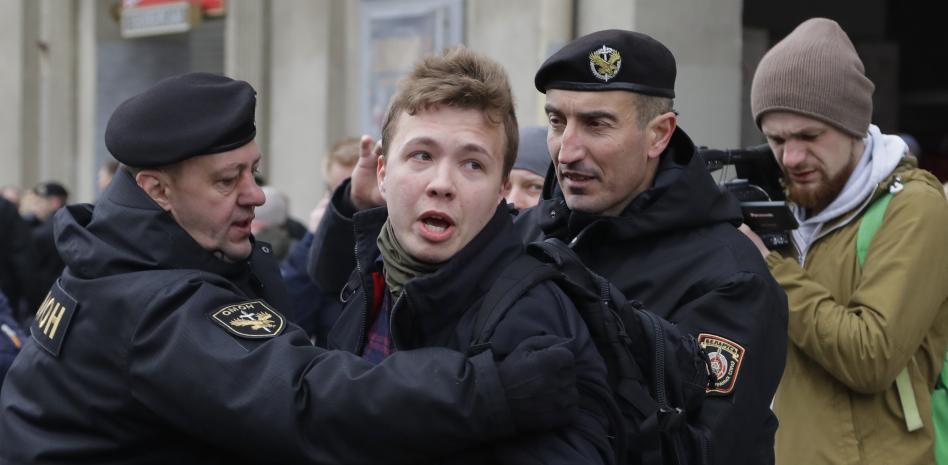 Un caza bielorruso obliga a aterrizar un avión comercial en el que viajaba un disidente