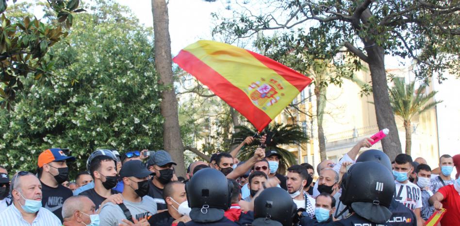 Los ceutíes impiden el acto de Vox y obligan a Abascal a permanecer en su hotel