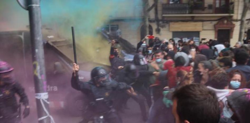 Un tenso desahucio de los Mossos, primer choque de la CUP con el Govern