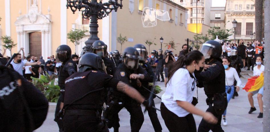 Dos detenidos y siete agentes heridos tras los disturbios por la presencia de Abascal en Ceuta