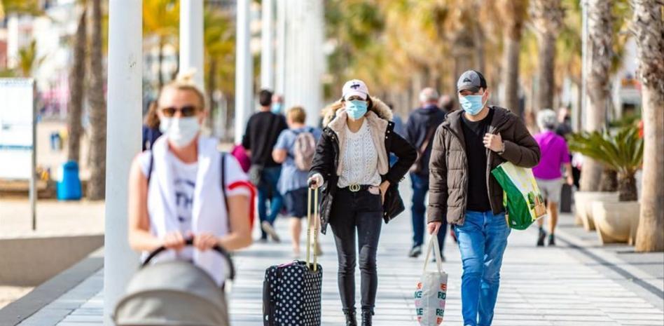 Sanidad estudia eliminar la mascarilla en la vía pública si no hay aglomeraciones en julio