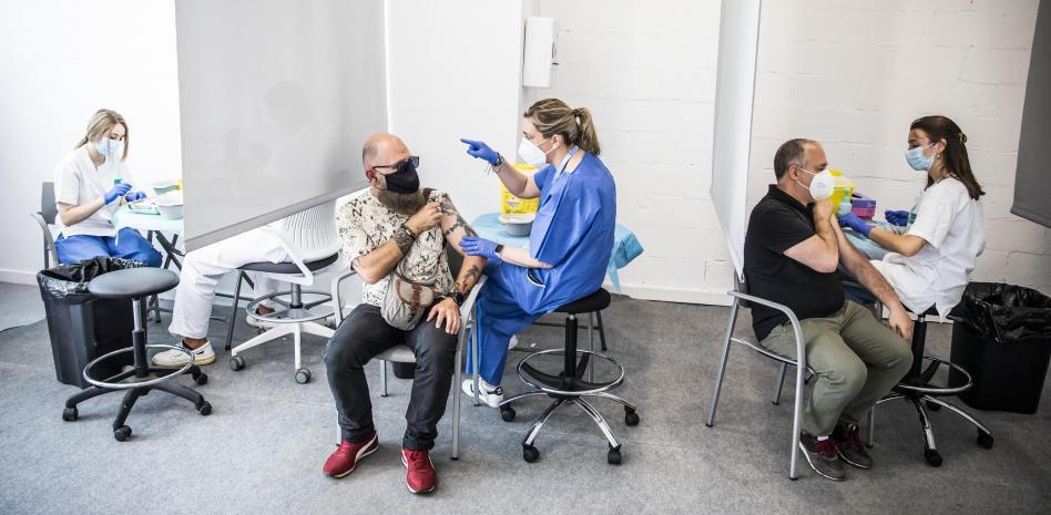 Catalunya abre la vacunación a las personas de entre 40 y 45 años