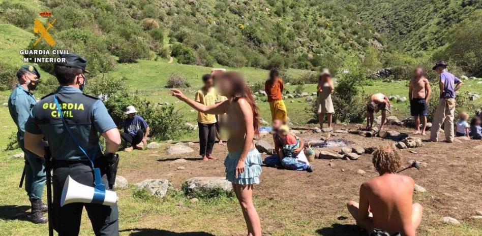 Los integrantes del campamento Arco Iris intentan abrazar a los guardias que los sancionan