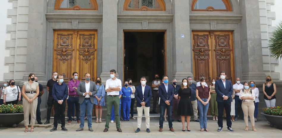 Santa Cruz de Tenerife guarda un minuto de silencio por Anna y Olivia