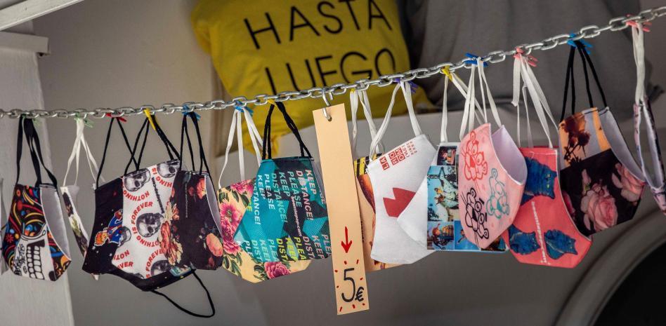 Sanidad debate hoy quitar la mascarilla al aire libre mientras Catalunya presiona