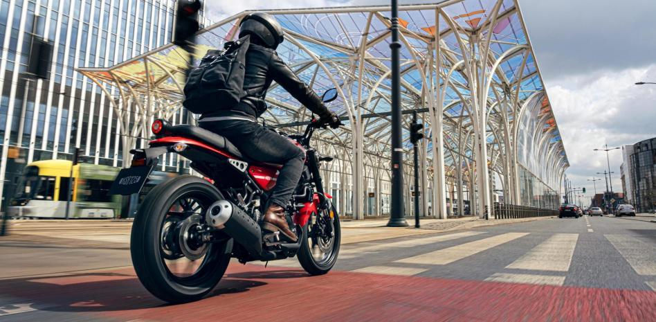 6 motos grandes que son de 125 cc y puedes conducir con el carnet de coche