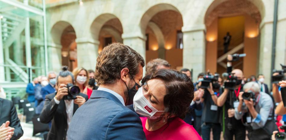 Ayuso toma posesión como presidenta de Madrid al frente de un Ejecutivo continuista