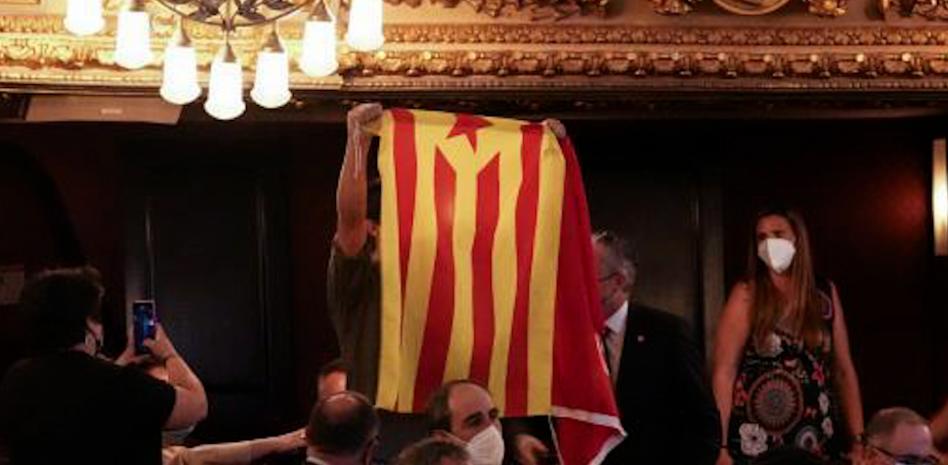 Un espontáneo independentista intenta boicotear el acto de Sánchez sobre los indultos