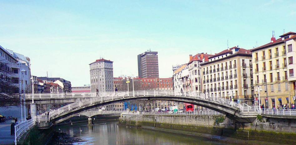 El héroe accidental que inspira al Bilbao Basket tras rescatar en la ría a un hombre de 72 años