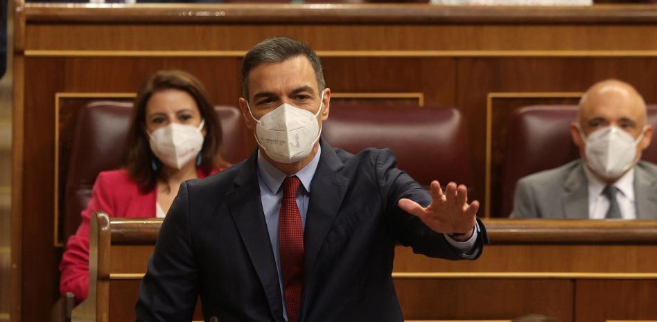 Sánchez defiende la valentía de los indultos frente a un Casado que exige su dimisión inmediata