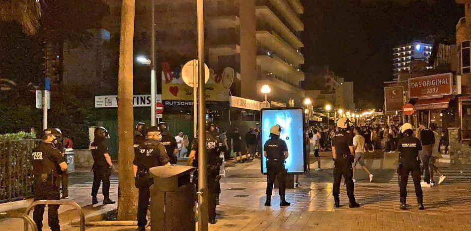 Viajes juveniles ponen en riesgo el control de la pandemia en verano