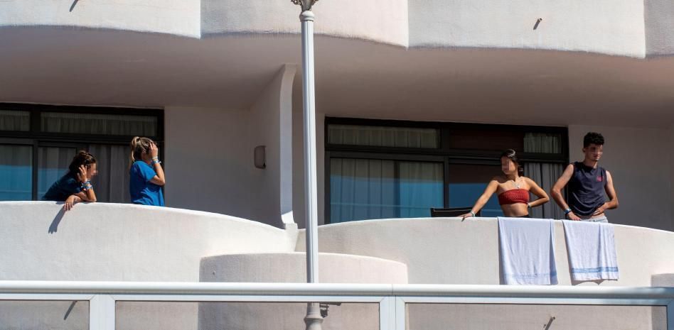 Casi 300 jóvenes que estuvieron en el origen del macrobrote permanecen aislados en diversos hoteles de Palma